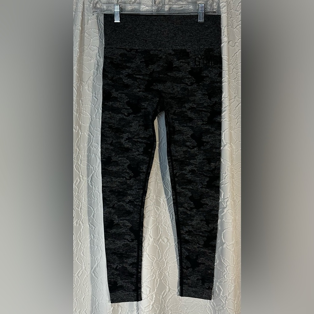 Gymshark Adapt Camo Seamless Leggings Black/Grey
SIZE S